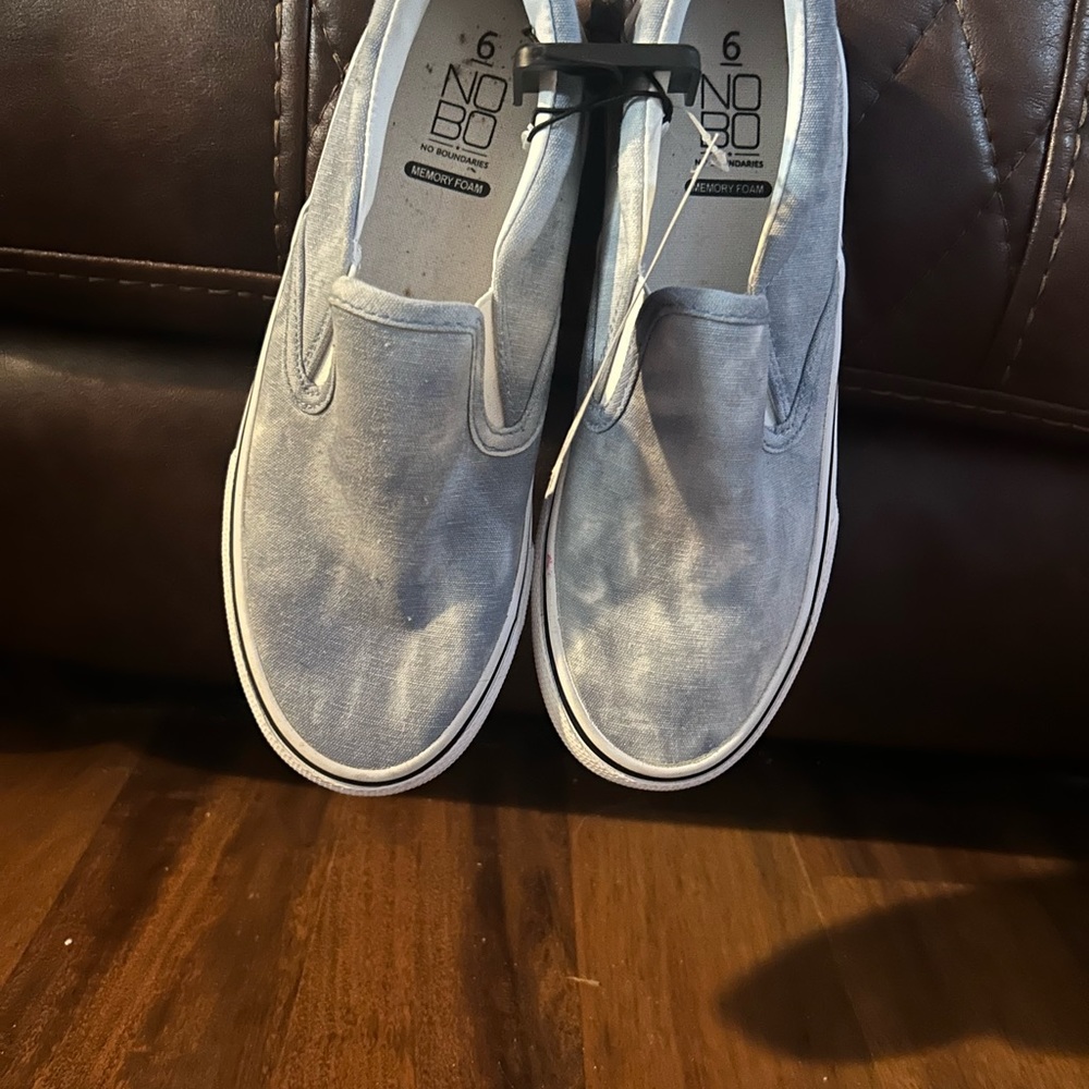 Never worn no boundaries memory foam slip on’s size 6.